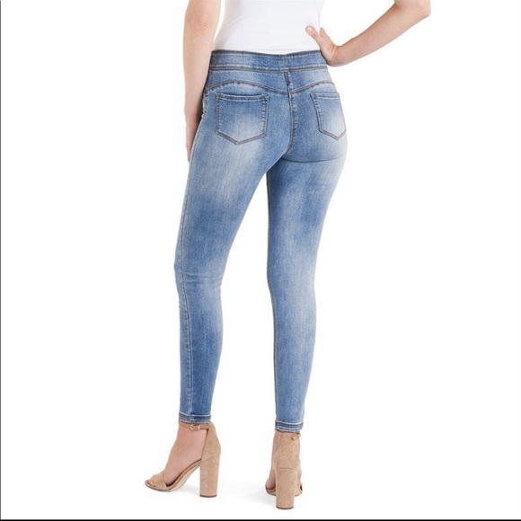 Coco + Carmen Light Denim Distressed - Picture 2 of 7